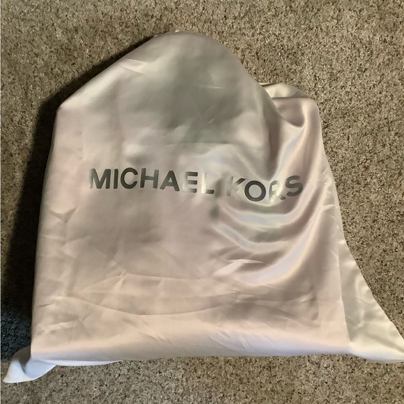 MICHEAL Micheal Kors Hamilton Fuchsia NWT From Macys Never Been Used! - Picture 13 of 14